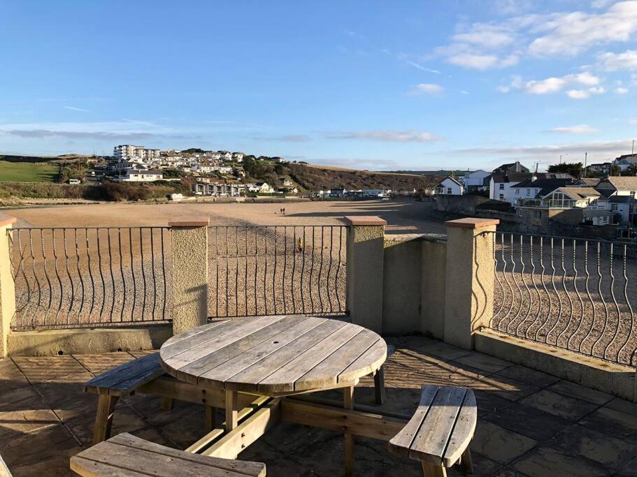 Beach Side Top Floor Property, Balcony & Sea Views Newquay  Exterior photo