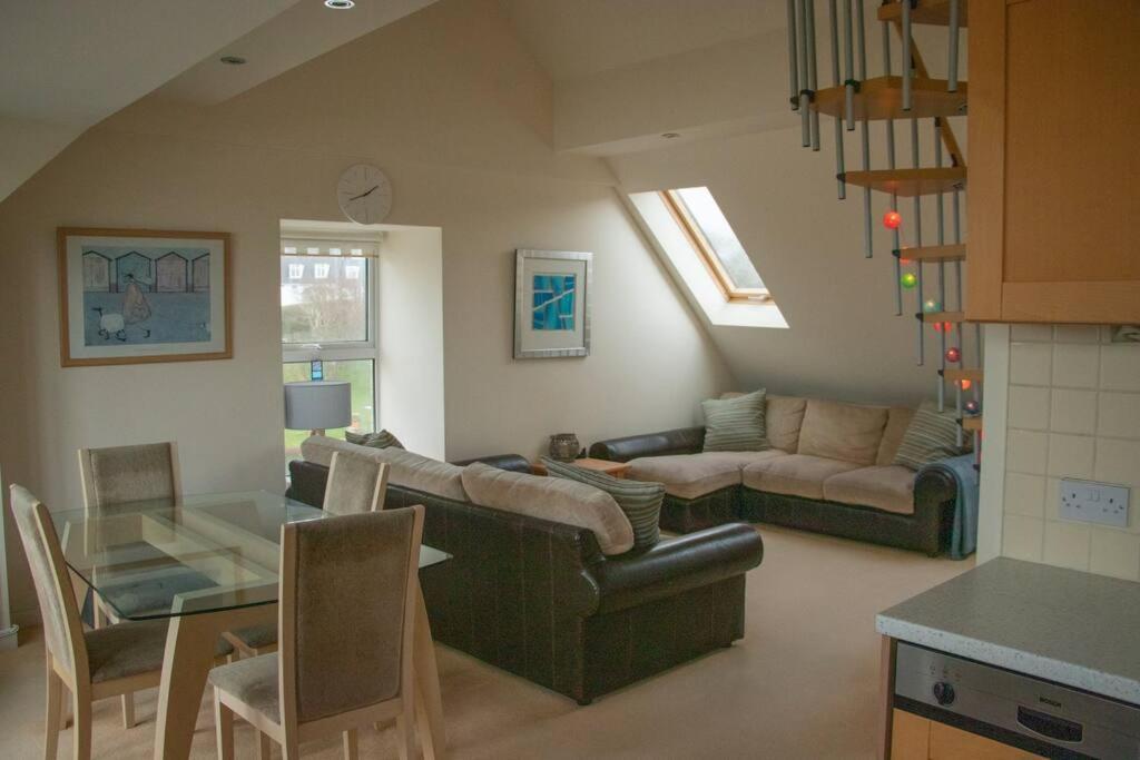 Beach Side Top Floor Property, Balcony & Sea Views Newquay  Exterior photo