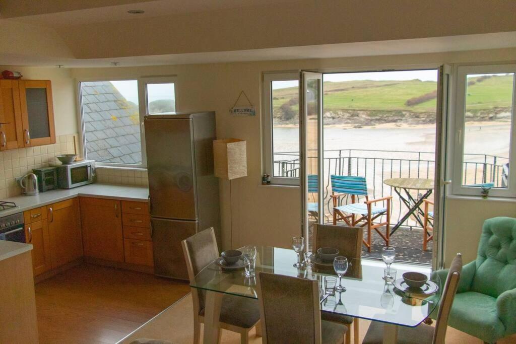 Beach Side Top Floor Property, Balcony & Sea Views Newquay  Exterior photo